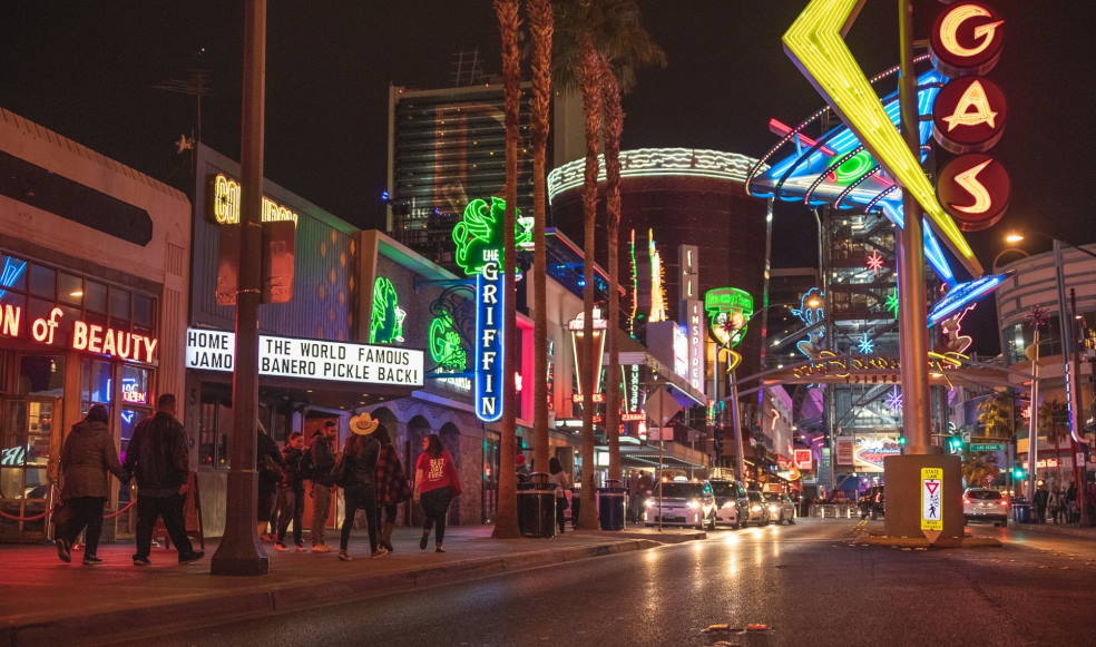 walk at night in Vegas